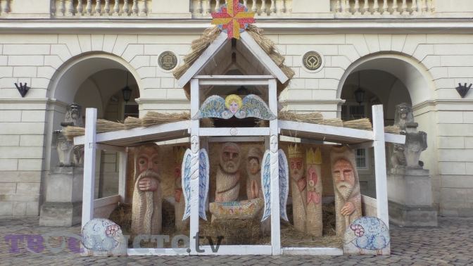 Новина - Дозвілля та їжа - Фотофакт: у Львові змонтували Різдвяну шопку