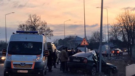Новина - Події - Моторошна ДТП на Львівщині: пасажирку вирізають з машини