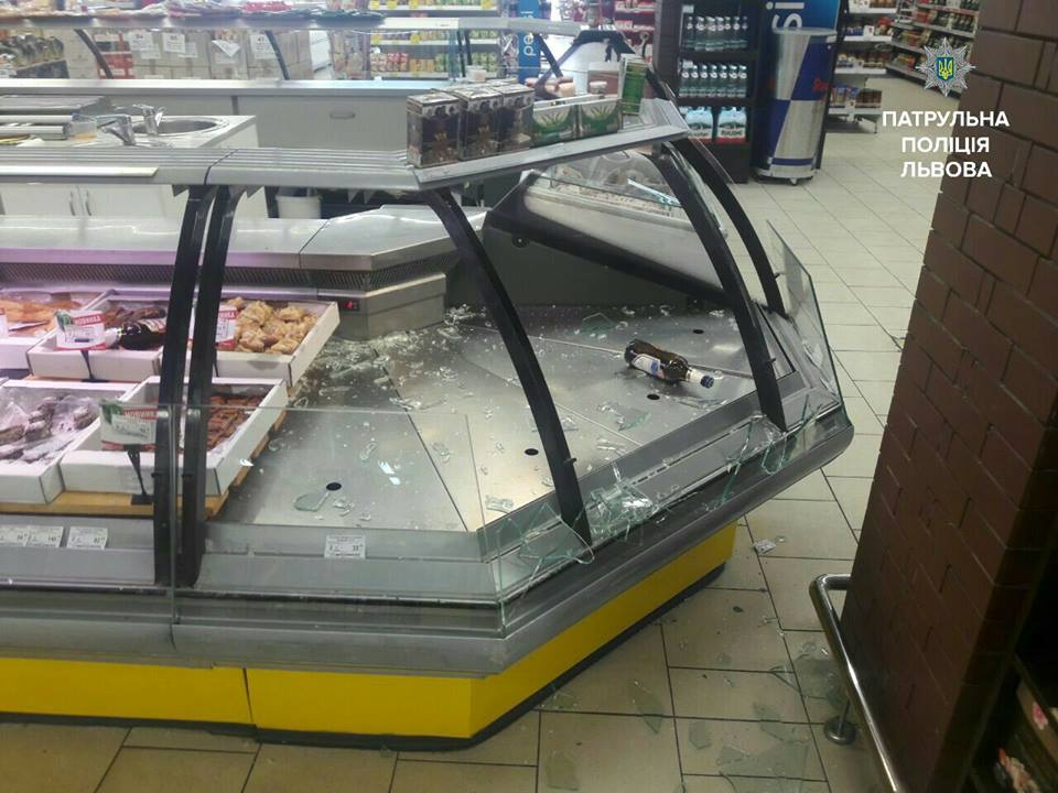 Новина - Події - Фотофакт: у львівському супермаркеті чоловік трощив вітрини та погрожував ножем