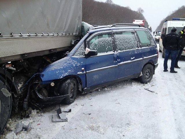 Новина - Події - Жахлива ДТП під Львовом: три автівки влетіли під фуру