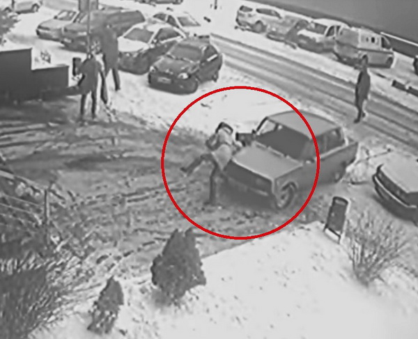 Новина - Події - Зім'яв, наче іграшку: з’явилося відео, як у Львові збили дівчину на тротуарі