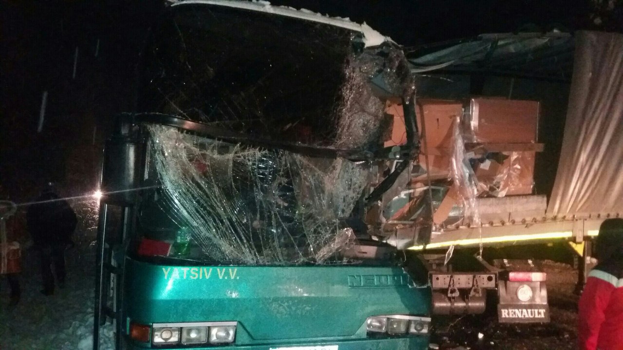 Новина - Події - Фотофакт: під Львовом автобус з 40 пасажирами врізався в фуру