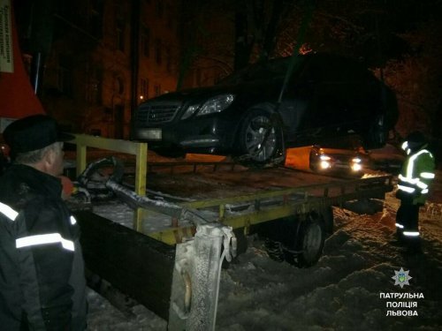 Новина - Події - Засинав за кермом та виїжджав на тротуари: у Львові затримали "неадеквата" на Мерседесі