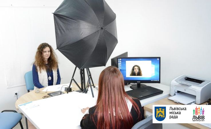 Новина - Події - Відеофакт: у ЦНАПах Львова вже видають біометричні паспорти