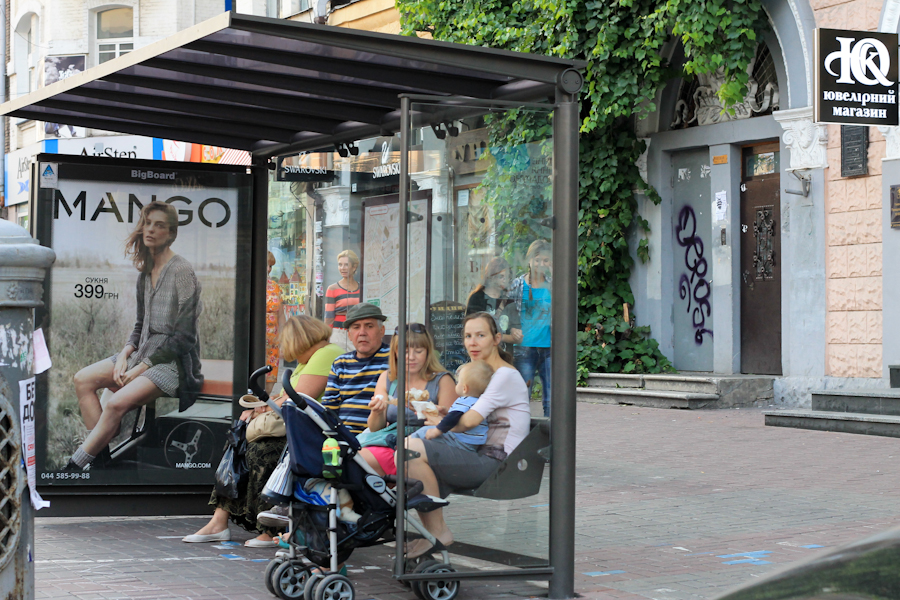 Новина - Події - Експеримент: зупинки транспорту у центрі Львова дозволили обклеїти рекламою