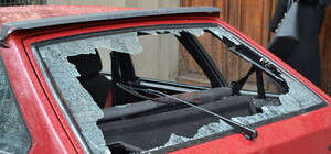 Будь обережним: на Матейка брила льоду розтрощила машину