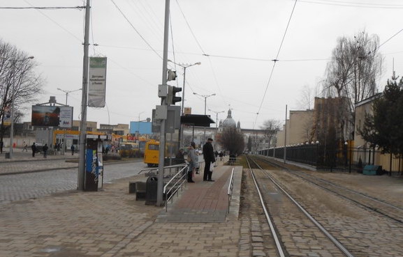 Новина - Події - Для пасажирів: у Львові на зупинках транспорту встановлять нові дорожні знаки