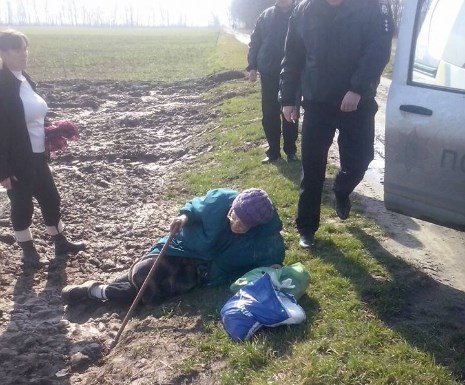 Новина - Події - "Вона мені не потрібна": донька покинула бабусю в полі, щоб забрати житло у Львові