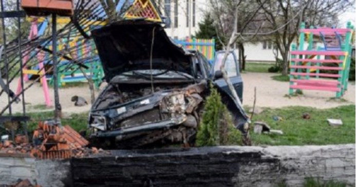 Новина - Події - Вщент: на Львівщині автомобіль влетів на дитмайданчик і розтрощив огорожу церкви