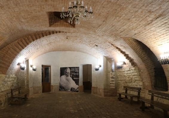 Новина - Події - Фотофакт: у центрі Львова відкрили для огляду автентичне підземелля храму