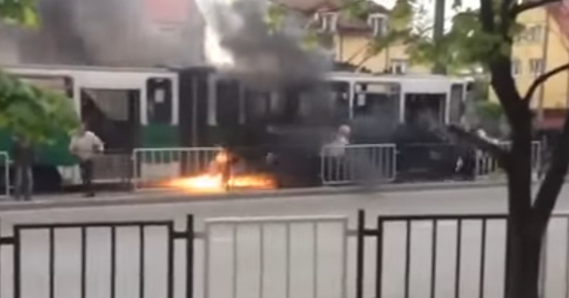 Новина - Події - Відеофакт: у Львові загорівся трамвай з людьми