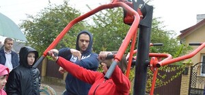 Спорт на свіжому повітрі: у віддаленому районі Львова з’явився майданчик із вуличними тренажерами