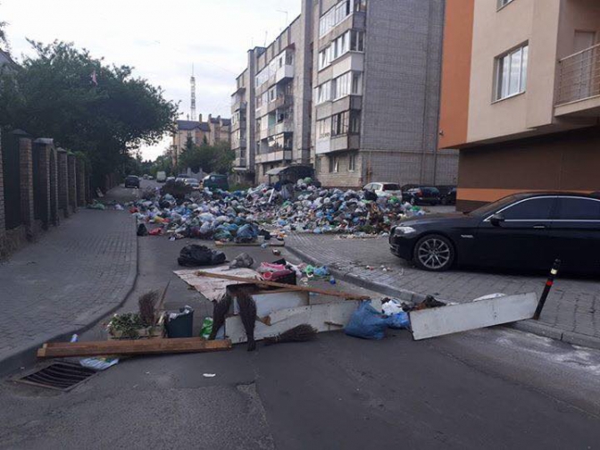 Новина - Події - Фотофакт: у Львові через завали сміття вулиця стала непроїзною