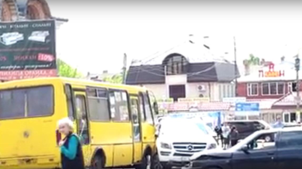 Новина - Події - Відеофакт: на Львівщині некерований автобус потрощив машини