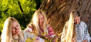 Замість гілок - квіти: львів'ян просять не ламати дерев для прикрашання домівок