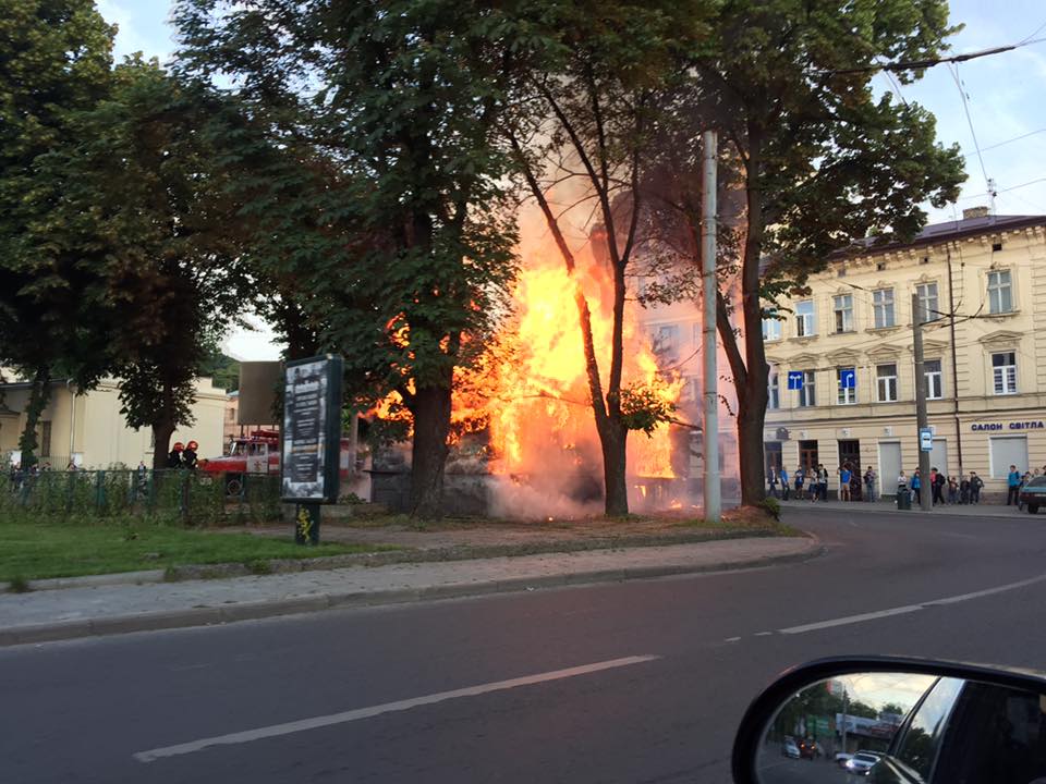Новина - Події - Фотофакт: в центрі Львова спалахнула пожежа
