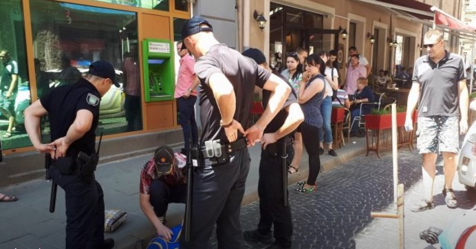 Новина - Події - Здали нерви: у центрі Львова затримали чоловіка, що погрожував підірвати ратушу