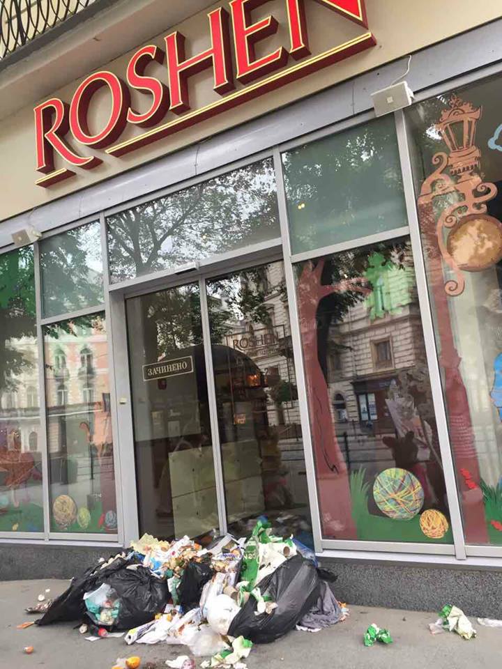 Новина - Події - Дубль два: магазин "Рошен" у Львові знову закидали сміттям