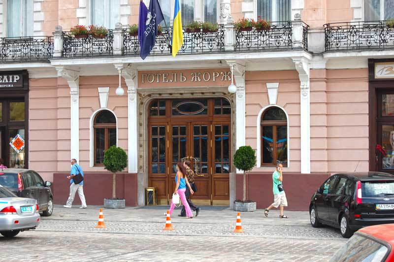 Новина - Події - Надзвичайна подія: в центрі Львова евакуювали людей з готелю