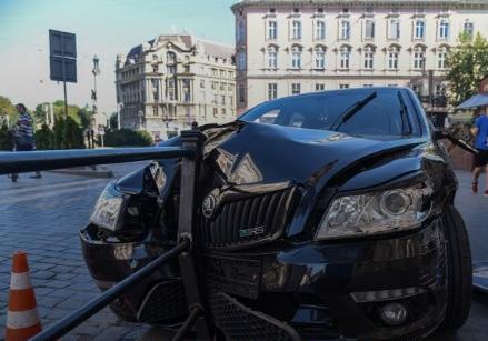 Новина - Події - Фотофакт: у центрі Львова машина протаранила пішохідний знак та огорожу