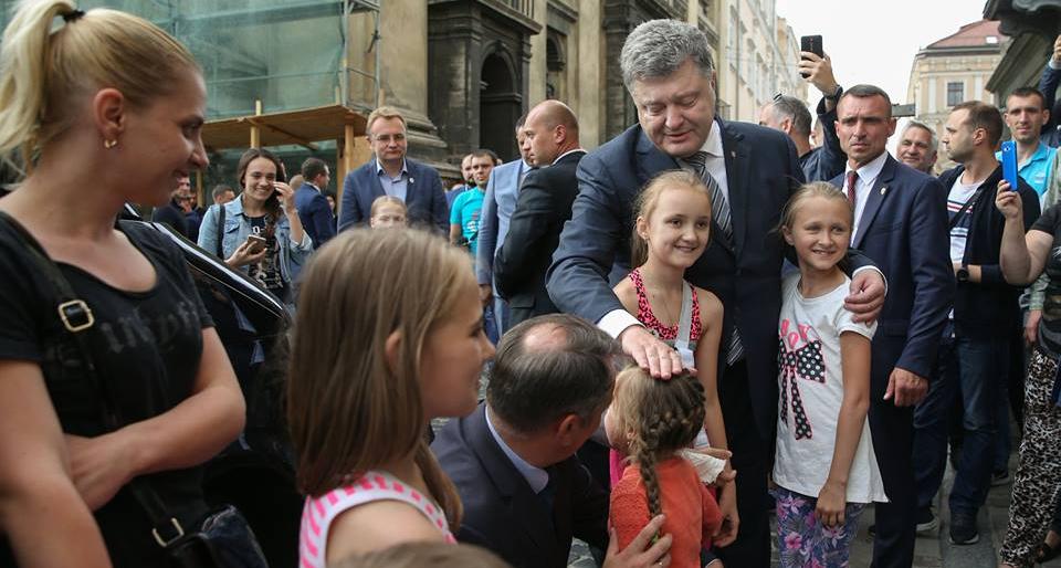 Новина - Події - Відеофакт: як Порошенко втішав заплакану дівчинку на вулиці Львова