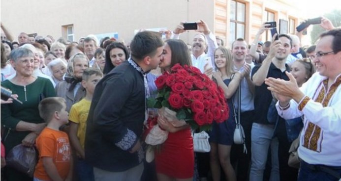 Новина - Події - Відеофакт: на Львівщині мер освідчився своїй дівчині під час святкування Дня міста