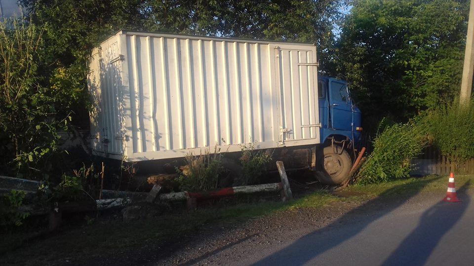 Новина - Події - Фотофакт: на Львівщині вантажівка збила велосипедиста та в’їхала в огорожу