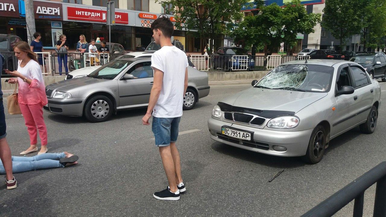 Новина - Події - Відкинуло на кілька метрів: у Львові автівка збила дівчину
