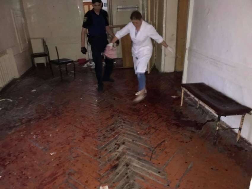 Новина - Події - Кров та заручники: у львівській психлікарні пацієнт порізав 10 людей