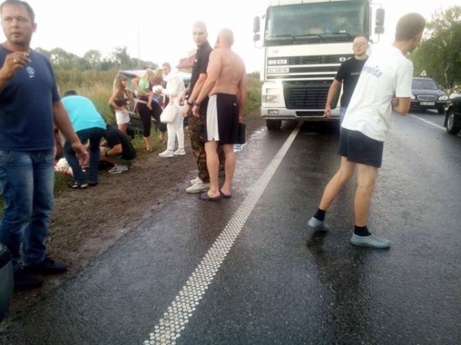 Новина - Події - Постраждала дитина: на Львівщині мікроавтобус зіткнувся з фурою