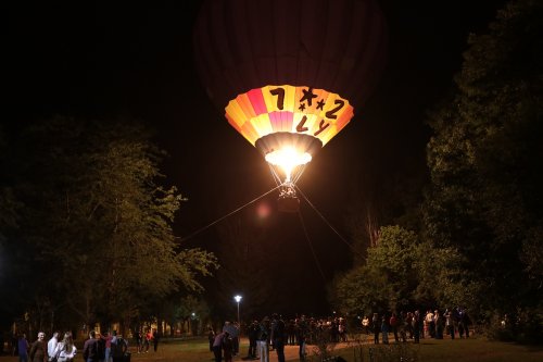 Новина - Події - Фотофакт: мешканці Львова катаються на повітряній кулі