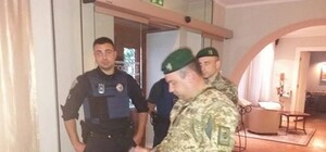 Реакція на приїзд: готель, де зупинився Саакашвілі, оточує поліція