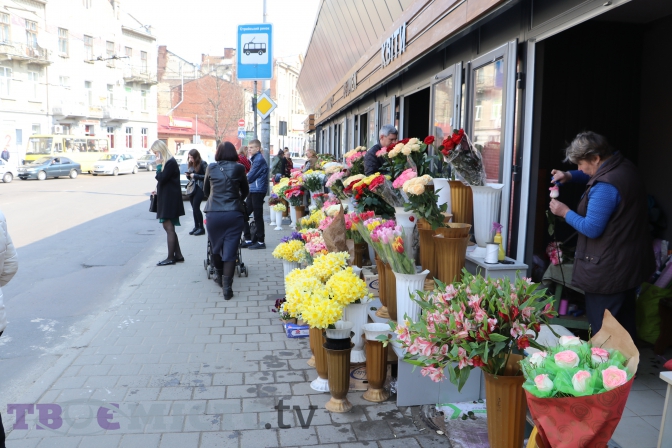 Новина - Події - Фотофакт: продавці Стрийського ринку звільнили тротуар від квітів