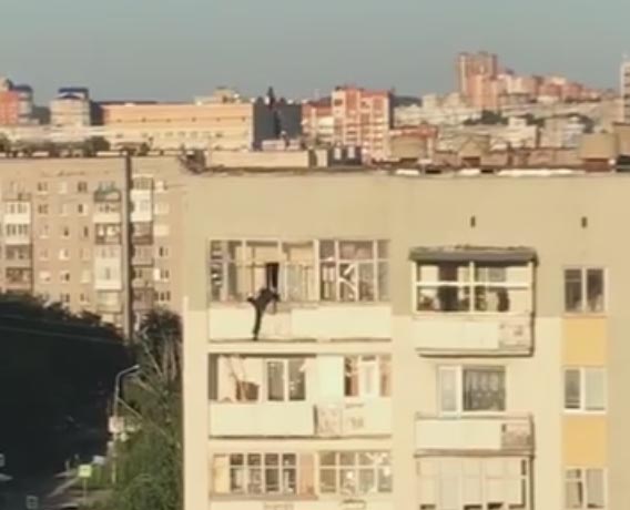 Новина - Події - Миттєва смерть: на Львівщині чоловік зірвався, перелізаючи з сусідського балкону на свій