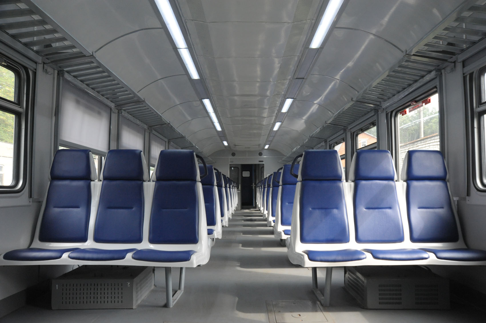Новина - Події - М'які крісла та сонцезахисні ролети: львівська залізниця показала потяг, відремонтований за 30 мільйонів