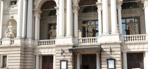 Фото дня: на фасаді Львівської опери з'явились незвичні паперові скульптури