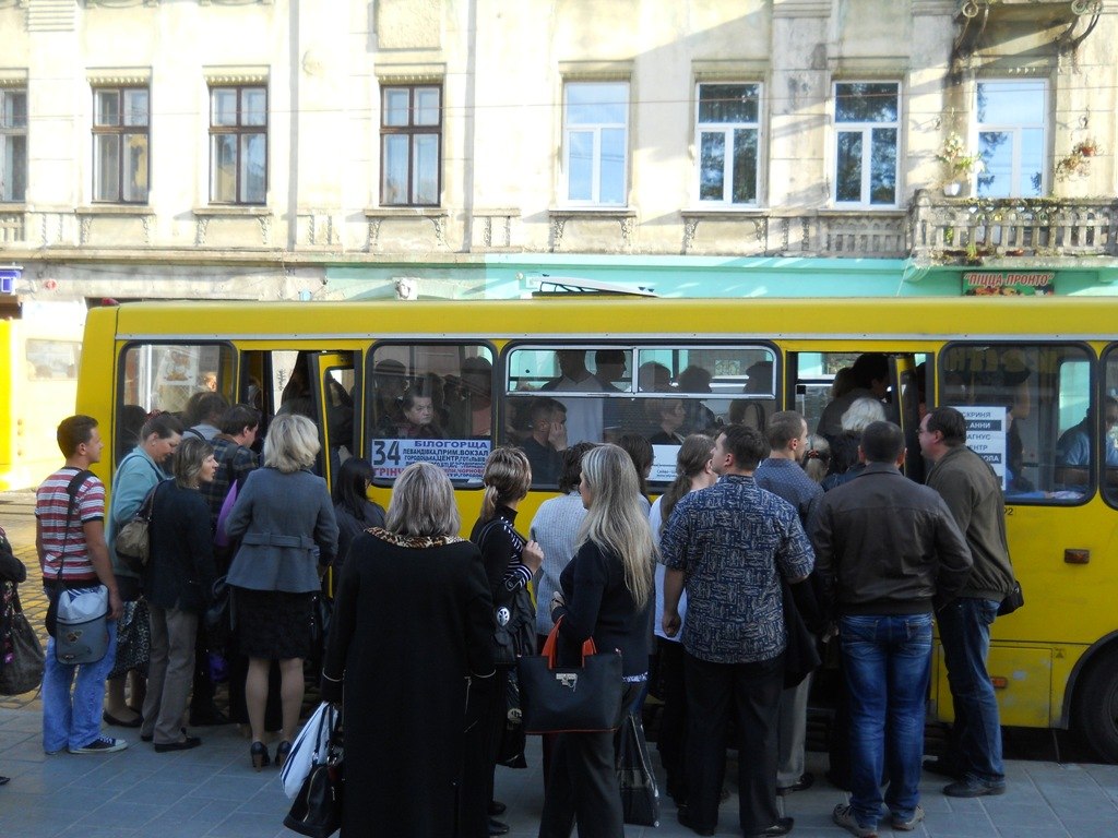Новина - Транспорт та інфраструктура - Не доїхати: у Львові на маршрути знову не виїхало понад 200 автобусів