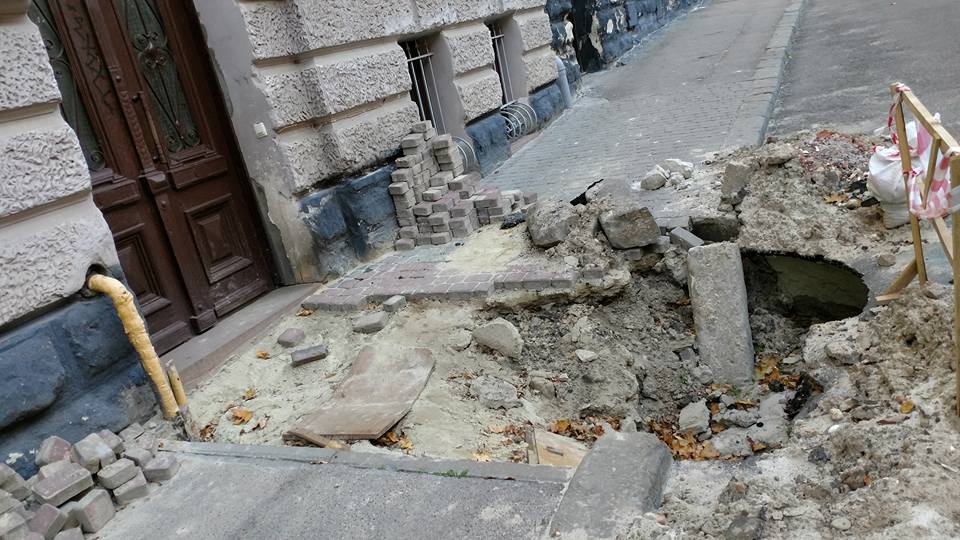 Новина - Транспорт та інфраструктура - Комунальники ігнорують: у центрі Львова утворилось провалля