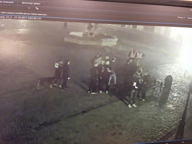 Новина - Події - У центрі міста: львів'ян просять упізнати молодиків, які побили хлопця