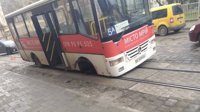 Новина - Транспорт та інфраструктура - Небезпечний транспорт: у львівської маршрутки на ходу відпало колесо