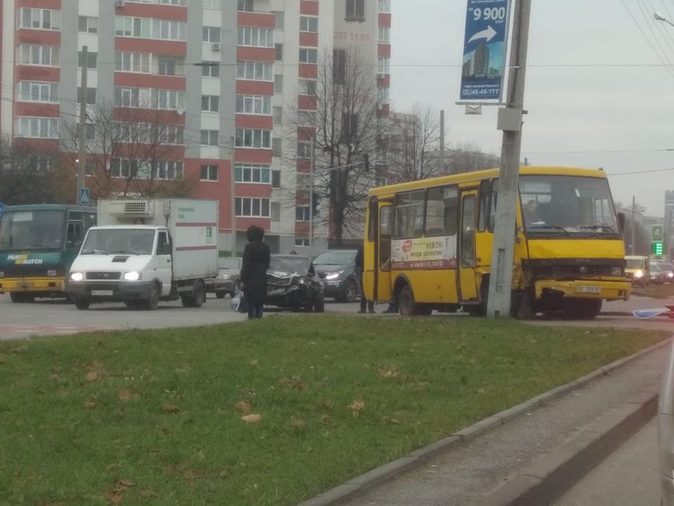 Новина - Події - Небезпечний транспорт: у Львові маршрутка потрапила в ДТП