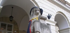 Дивись: до Дня студента львівських левів одягли у мантії