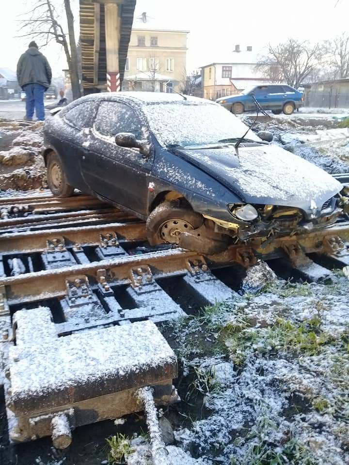 Новина - Події - Розтрощив та втік: на Львівщині водій покинув автомобіль на залізничній колії