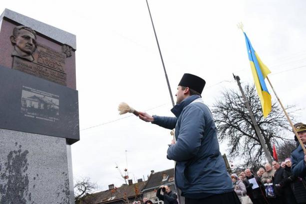 Новина - Події - На місці криївки: у Львові відкрили пам'ятний знак головному командиру УПА