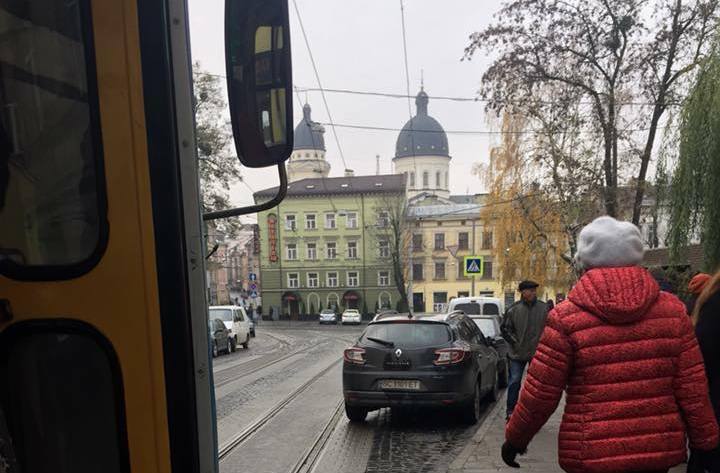 Новина - Транспорт та інфраструктура - Далі – пішки: у Львові на одній з вулиць зупинився рух трамваїв