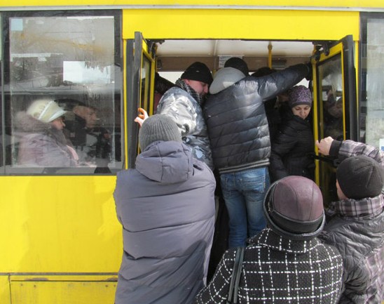 Новина - Транспорт та інфраструктура - Відеофакт: пасажири львівської маршрутки накинулися на поліцейських