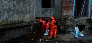 Фотофакт: стало відомо, що збирали в центрі Львова чоловіки у скафандрах