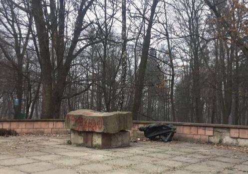 Новина - Події - Фотофакт: у Львові невідомі знищили комуністичний пам'ятник