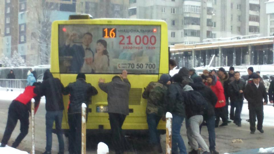 Новина - Транспорт та інфраструктура - Фотофакт: як у Львові пасажири визволяють автобус зі снігового полону