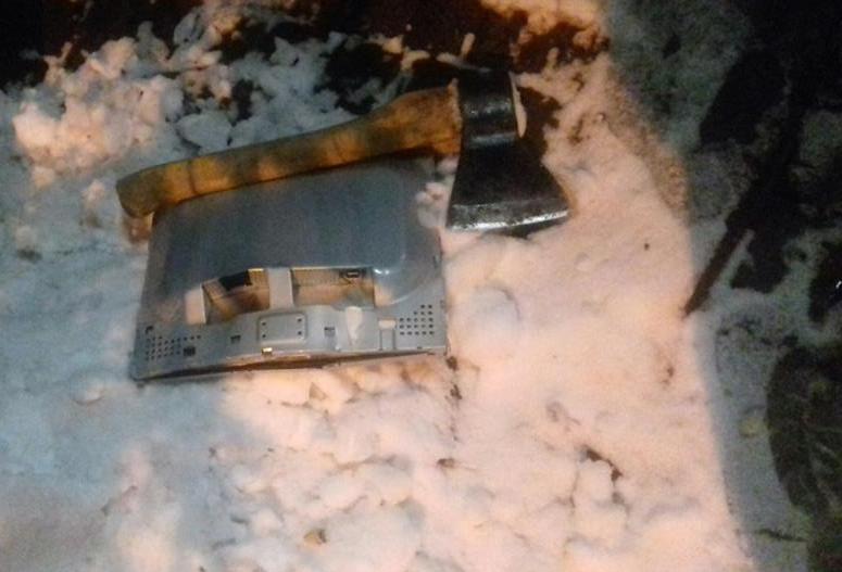 Новина - Події - З сокирою на термінал: львівського злочинця виказали сліди на снігу